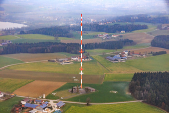 Rotweisser Mast des Sender Pfarrkirchen im Ortsteil Hinten in Postmünster im Bundesland Bayern, Deutschland