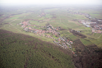 Luftaufnahme von Ortsteil Pleisweiler in Pleisweiler-Oberhofen im Bundesland Rheinland-Pfalz, Deutschland