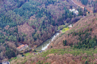 Kurtalstraße mit Schwanenweiher und  Hotelpension Seeblick in Bad Bergzabern im Bundesland Rheinland-Pfalz, Deutschland