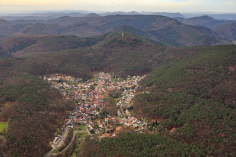 Luftbild von Dorf versteckt im Pfälzerwald in Dörrenbach im Bundesland Rheinland-Pfalz, Deutschland