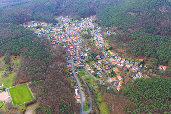 Luftaufnahme von Dorf versteckt im Pfälzerwald in Dörrenbach im Bundesland Rheinland-Pfalz, Deutschland