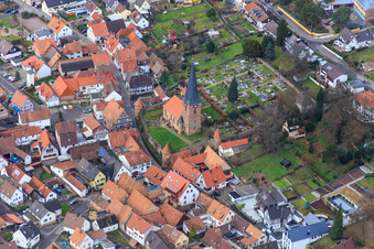 Luftbild von Friedhof Dörrenbach und St. Martin Simultankirche - Prot. Kirchengemeinde Dörrenbach-Oberotterbach im Bundesland Rheinland-Pfalz, Deutschland