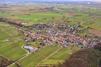 Dorfansicht am Haardtrand aus Nordwesten in Oberotterbach im Bundesland Rheinland-Pfalz, Deutschland