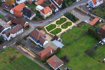 Park des Hotel Schlössl Oberotterbach im Bundesland Rheinland-Pfalz, Deutschland