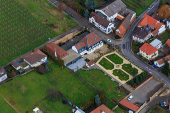 Park des Hotel Schlössl Oberotterbach im Bundesland Rheinland-Pfalz, Deutschland von oben