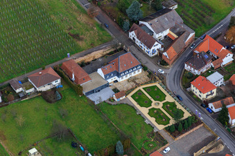 Park des Hotel Schlössl Oberotterbach im Bundesland Rheinland-Pfalz, Deutschland aus der Luft