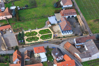Park des Hotel Schlössl Oberotterbach im Bundesland Rheinland-Pfalz, Deutschland aus der Vogelperspektive