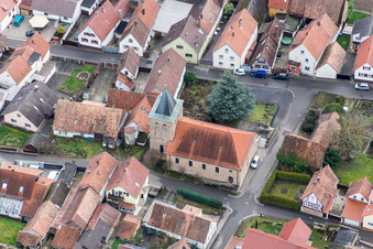Kirchengebäude im Dorfkern in Oberotterbach im Bundesland Rheinland-Pfalz, Deutschland