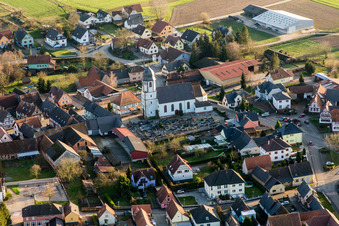 Kirchengebäude im Dorfkern in Niederlauterbach in Grand Est im Bundesland Bas-Rhin, Frankreich
