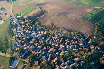Dorf - Ansicht am Rande von landwirtschaftlichen Feldern und Nutzflächen in Siegen in Grand Est im Bundesland Bas-Rhin, Frankreich