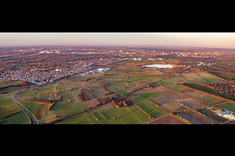 Panorama Perspektive Ortschaft an den Fluss- Uferbereichen des Rhein im Ortsteil Mörsch in Rheinstetten im Bundesland Baden-Württemberg, Deutschland