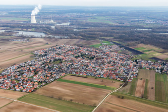 Ortsansicht der Straßen und Häuser der Wohngebiete im Ortsteil Mechtersheim in Römerberg im Bundesland Rheinland-Pfalz, Deutschland