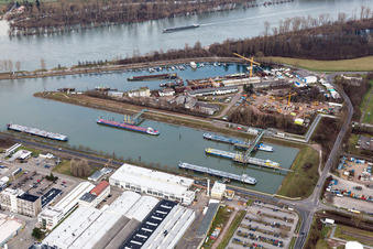 Kaianlagen und Schiffs- Anlegestellen am Hafenbecken des Neuen Hafen am Rhein in Speyer im Bundesland Rheinland-Pfalz, Deutschland