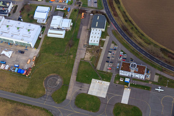 Heliport und Tower am FSL Flugplatz Speyer/Ludwigshafen GmbH im Bundesland Rheinland-Pfalz, Deutschland