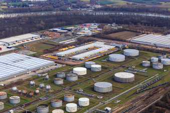 Industriegebiet am Flugplatz mit Tanklager und DHL Logistik Zentrum in Speyer im Bundesland Rheinland-Pfalz, Deutschland