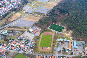 Realschule Plus Dudenhofen und Sportplatz des Turnerheim TV 1897 Dudenhofen e.V im Bundesland Rheinland-Pfalz, Deutschland