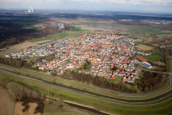Schrägluftbild von Ortsteil Rußheim in Dettenheim im Bundesland Baden-Württemberg, Deutschland