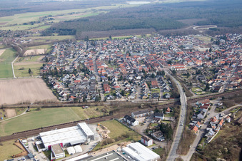 Bahnquerung der Huttenheimer Landstr im Ortsteil Neudorf in Graben-Neudorf im Bundesland Baden-Württemberg, Deutschland