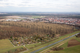 Luftaufnahme von Schrebergärten am Saalbachkanal im Ortsteil Graben in Graben-Neudorf im Bundesland Baden-Württemberg, Deutschland