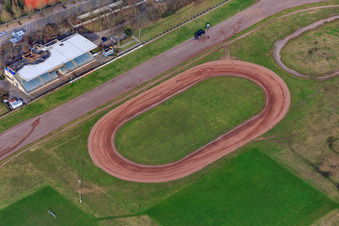 Luftaufnahme von Speedway und Tribüne der Motorsportvereinigung Herxheim in Herxheim bei Landau im Bundesland Rheinland-Pfalz, Deutschland