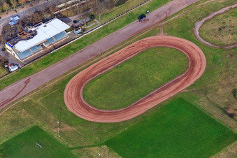 Schrägluftbild von Speedway und Tribüne der Motorsportvereinigung Herxheim in Herxheim bei Landau im Bundesland Rheinland-Pfalz, Deutschland