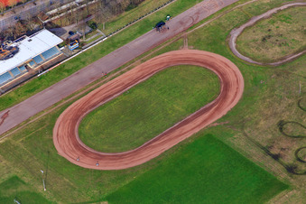 Speedway und Tribüne der Motorsportvereinigung Herxheim in Herxheim bei Landau im Bundesland Rheinland-Pfalz, Deutschland von oben