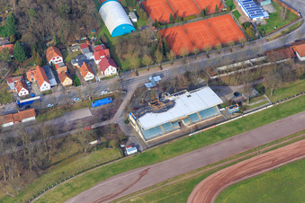 Tribüne der Rennbahn der Motorsportvereinigung Herxheim in Herxheim bei Landau im Bundesland Rheinland-Pfalz, Deutschland