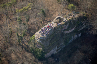 Wandergruppe auf der Ruine der ehemaligen Burg Neukastel in Leinsweiler im Bundesland Rheinland-Pfalz, Deutschland