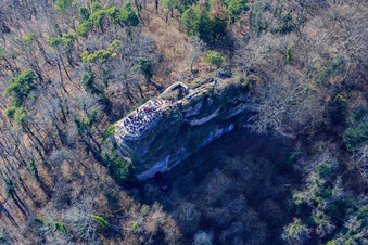 Burgruine Neukastel in Leinsweiler im Bundesland Rheinland-Pfalz, Deutschland von oben gesehen