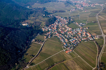 Dorf - Ansicht am Rande von landwirtschaftlichen Feldern und Nutzflächen in Gleisweiler im Bundesland Rheinland-Pfalz, Deutschland