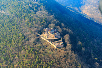 Burgruine Rietburg in Rhodt unter Rietburg im Bundesland Rheinland-Pfalz, Deutschland
