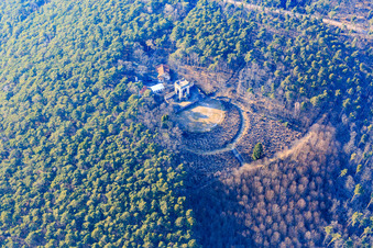 Schrägluftbild von Sieges- und Friedensdenkmal in Edenkoben im Bundesland Rheinland-Pfalz, Deutschland