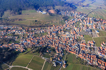 Winzerort am Haardtrand von Süden im Ortsteil SaintMartin in Sankt Martin im Bundesland Rheinland-Pfalz, Deutschland