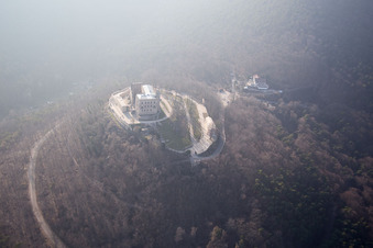 Drohnenaufname von Hambacher Schloß im Ortsteil Diedesfeld in Neustadt an der Weinstraße im Bundesland Rheinland-Pfalz, Deutschland