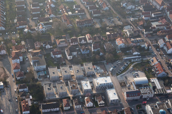 "Im Stadkern" Neubau der RiBa GmbH zw. Bismarck- und Gartenstr in Kandel im Bundesland Rheinland-Pfalz, Deutschland aus der Luft betrachtet