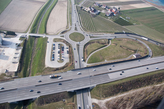 Autobahnausfahrt A5 im Ortsteil Gamshurst in Achern im Bundesland Baden-Württemberg, Deutschland