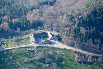 Drohnenaufname von Gimbelhof in Wingen im Bundesland Bas-Rhin, Frankreich