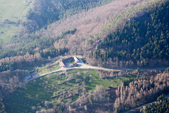 Drohnenbild von Gimbelhof in Wingen im Bundesland Bas-Rhin, Frankreich