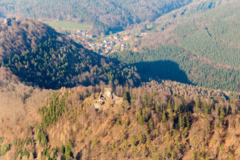 Ruine und Mauerreste der Ruine Hohenburg in Wingen in Grand Est im Bundesland Bas-Rhin, Frankreich
