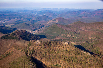 Brugruinen Löwenstein, Hohenburg und Wegelnburg von Süden in Wingen im Bundesland Bas-Rhin, Frankreich