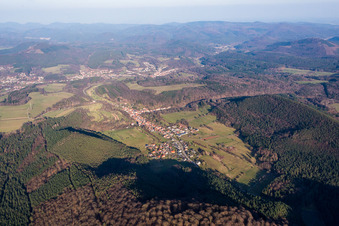 Dorf - Ansicht am Rande von landwirtschaftlichen Feldern und Nutzflächen in Rumbach im Bundesland Rheinland-Pfalz, Deutschland