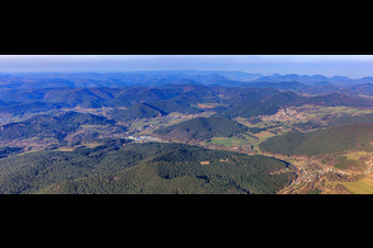 Panorama des Wieslautertals in Dahn im Bundesland Rheinland-Pfalz, Deutschland