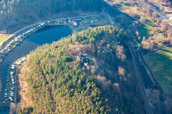 Ruine und Mauerreste der ehemaligen Burganlage und Feste Burgruine Neudahn in Dahn im Bundesland Rheinland-Pfalz, Deutschland