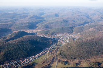 Hinterweidenthal im Bundesland Rheinland-Pfalz, Deutschland aus der Luft