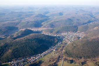 Hinterweidenthal im Bundesland Rheinland-Pfalz, Deutschland von oben gesehen