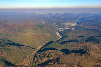 Industriegebiet Alte Bundesstraße im Queichtal von Westen in Hauenstein im Bundesland Rheinland-Pfalz, Deutschland