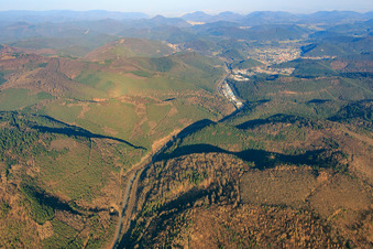 Luftbild von Industriegebiet Alte Bundesstraße im Queichtal von Westen in Hauenstein im Bundesland Rheinland-Pfalz, Deutschland