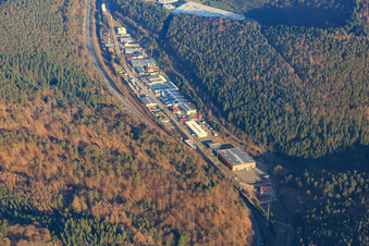 Schrägluftbild von Industriegebiet Alte Bundesstraße im Queichtal von Westen in Hauenstein im Bundesland Rheinland-Pfalz, Deutschland