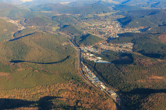 Industriegebiet Alte Bundesstraße im Queichtal von Westen in Hauenstein im Bundesland Rheinland-Pfalz, Deutschland von oben gesehen