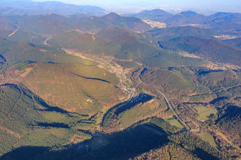 Luftbild von Ortansicht am Abend im Queichtal von Westen in Wilgartswiesen im Bundesland Rheinland-Pfalz, Deutschland